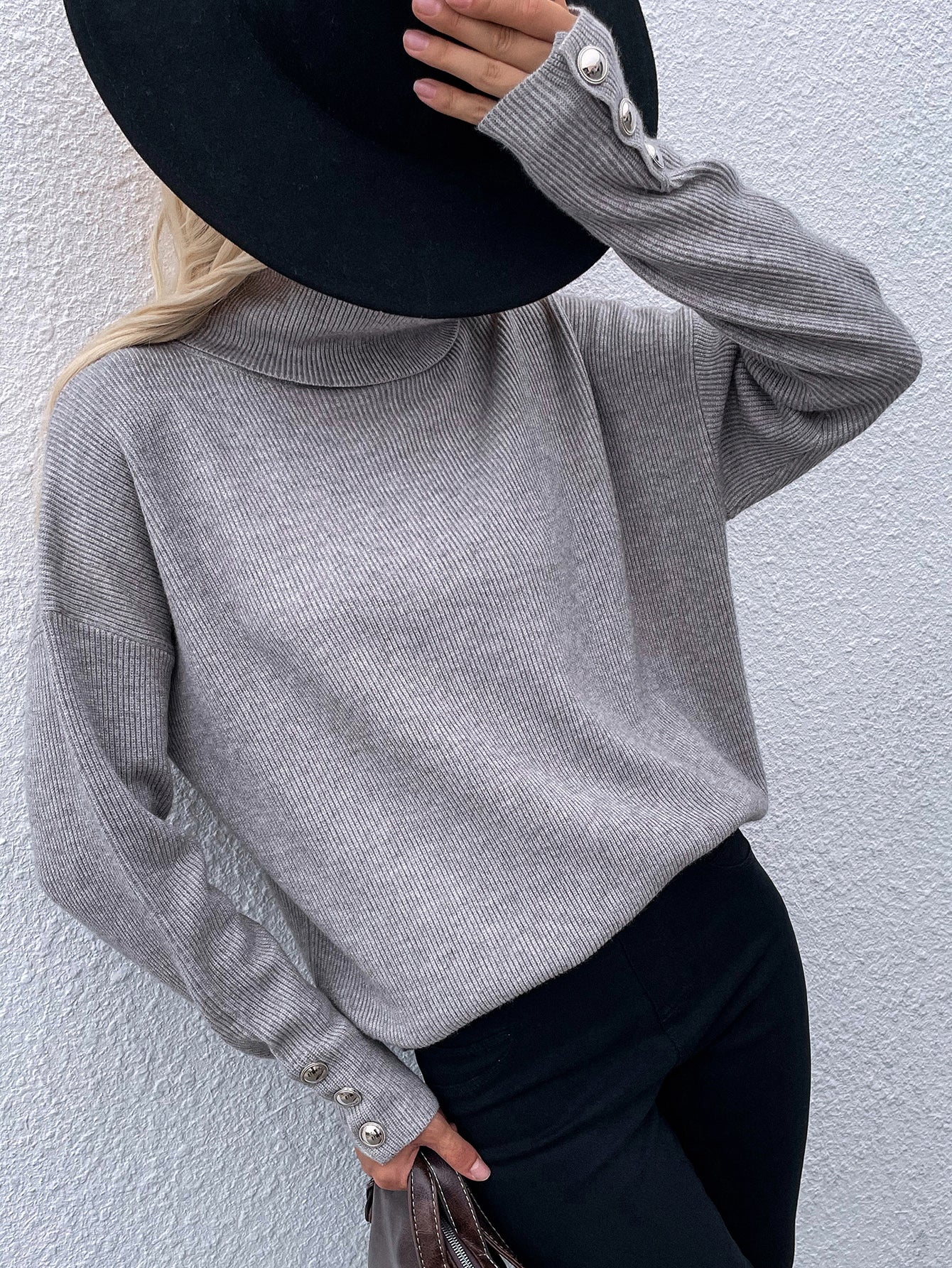 Moderner grauer Pullover mit Rollkragen und einzigartigem Ärmeldesign für Damen