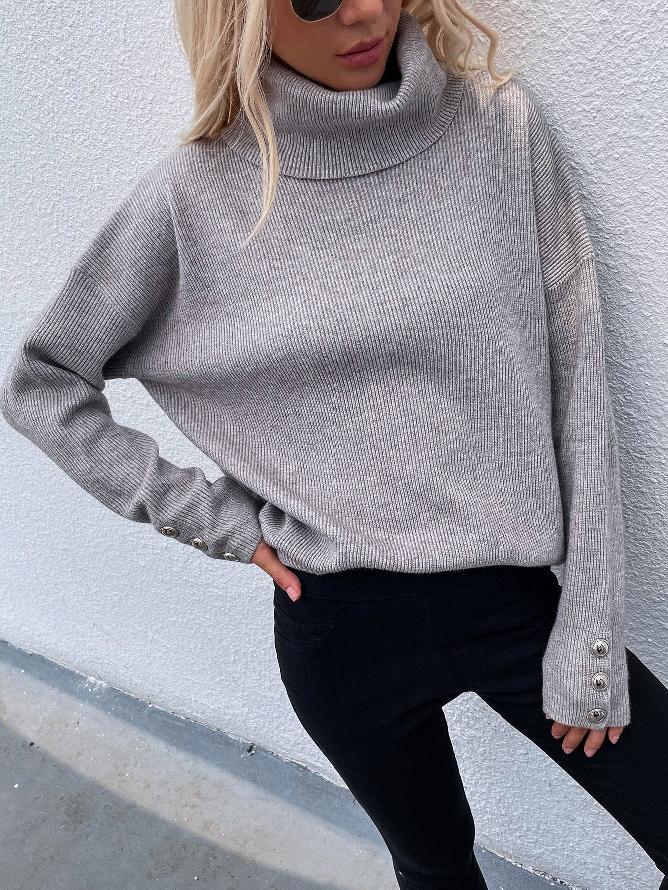 Moderner grauer Pullover mit Rollkragen und einzigartigem Ärmeldesign für Damen