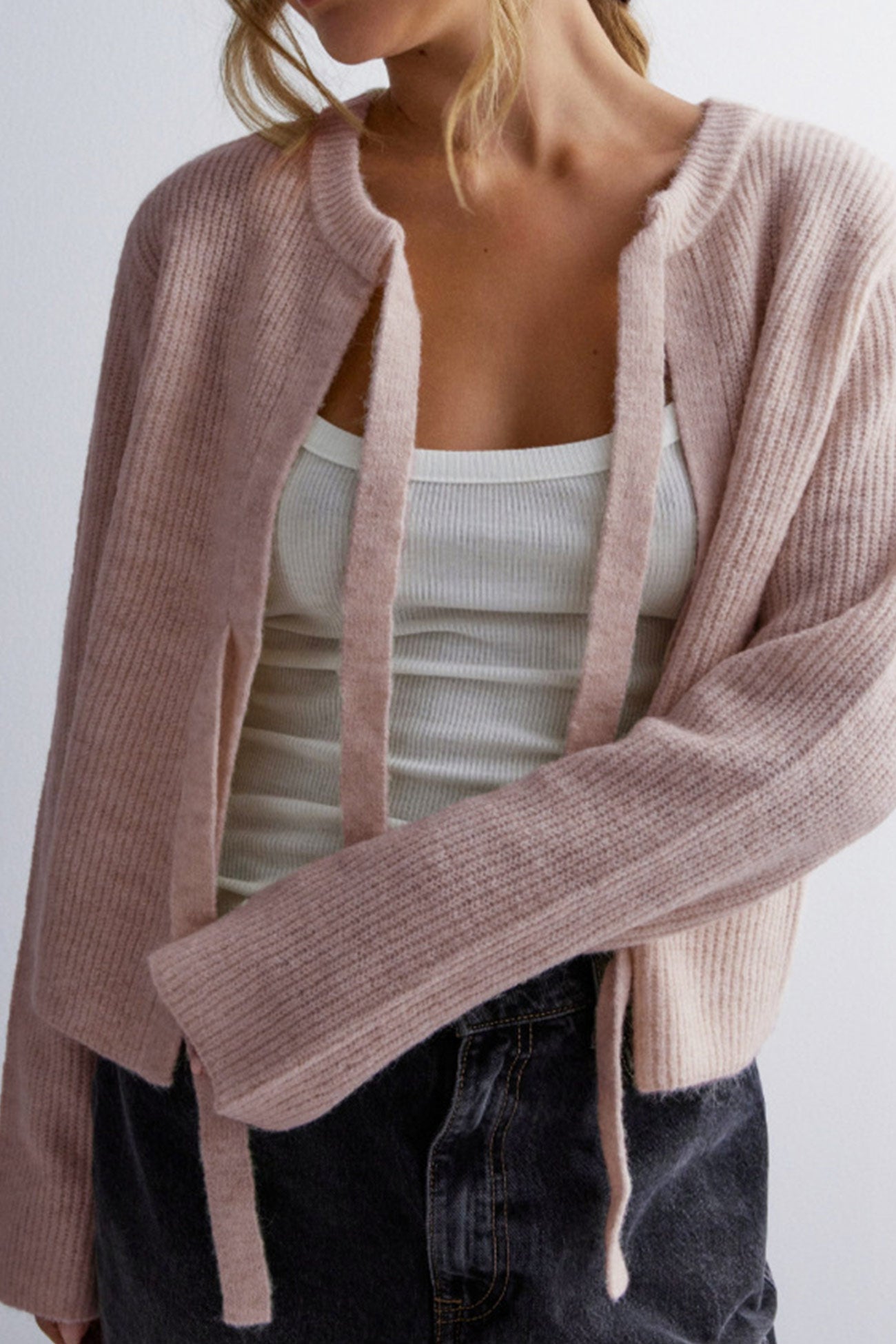 Eleganter kurzer Cardigan für Damen mit Bindeband und Rippmuster