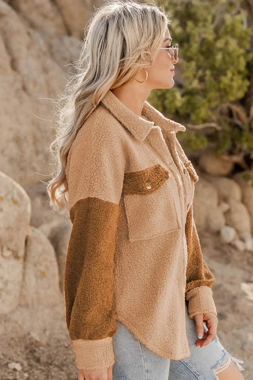 Warme Camel Sherpa Jacke mit Farbakzenten und Klappentaschen