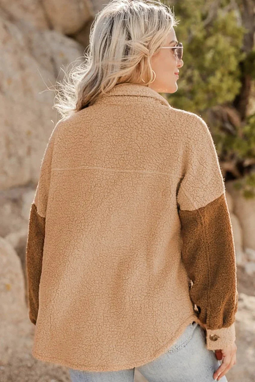 Warme Camel Sherpa Jacke mit Farbakzenten und Klappentaschen