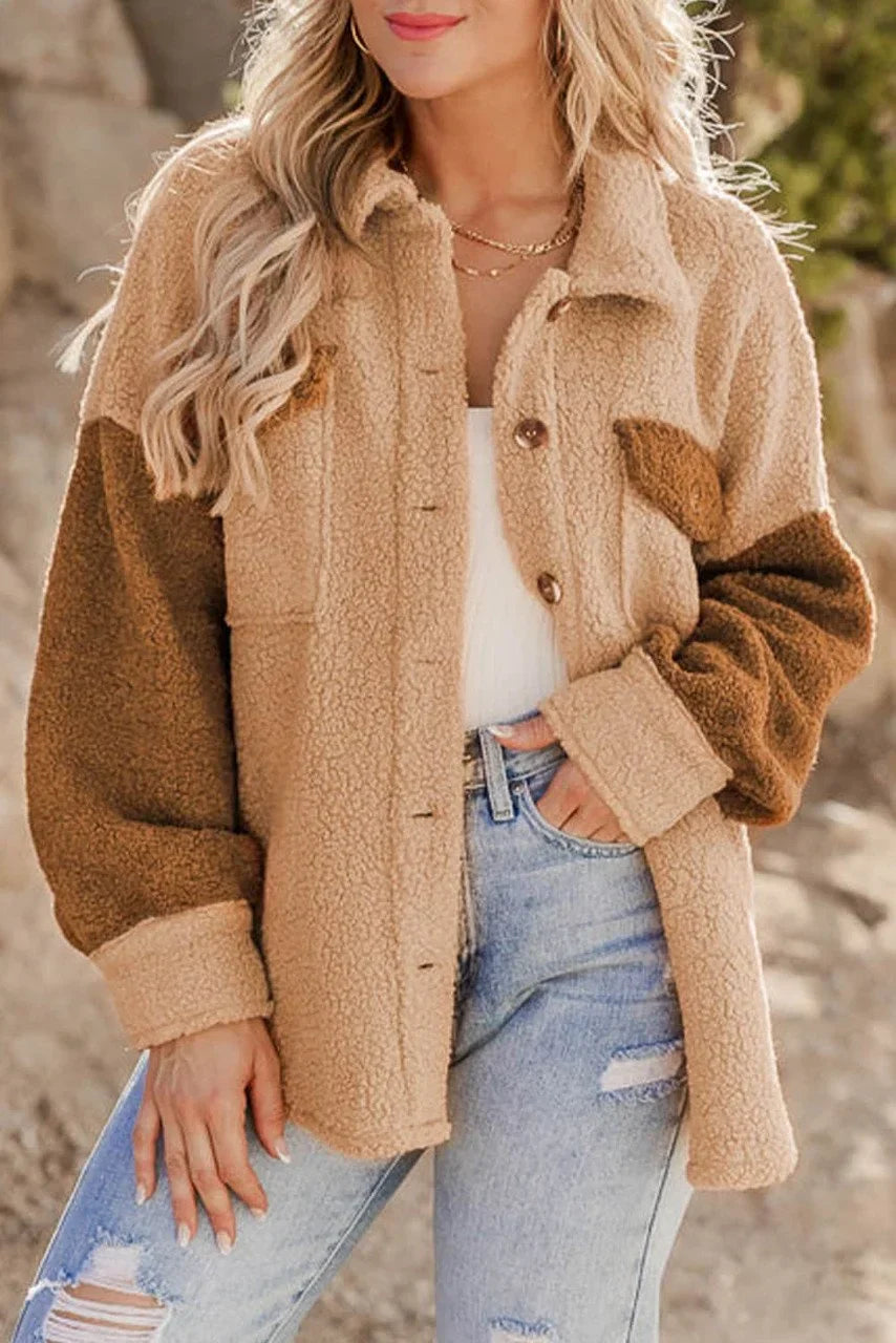 Warme Camel Sherpa Jacke mit Farbakzenten und Klappentaschen